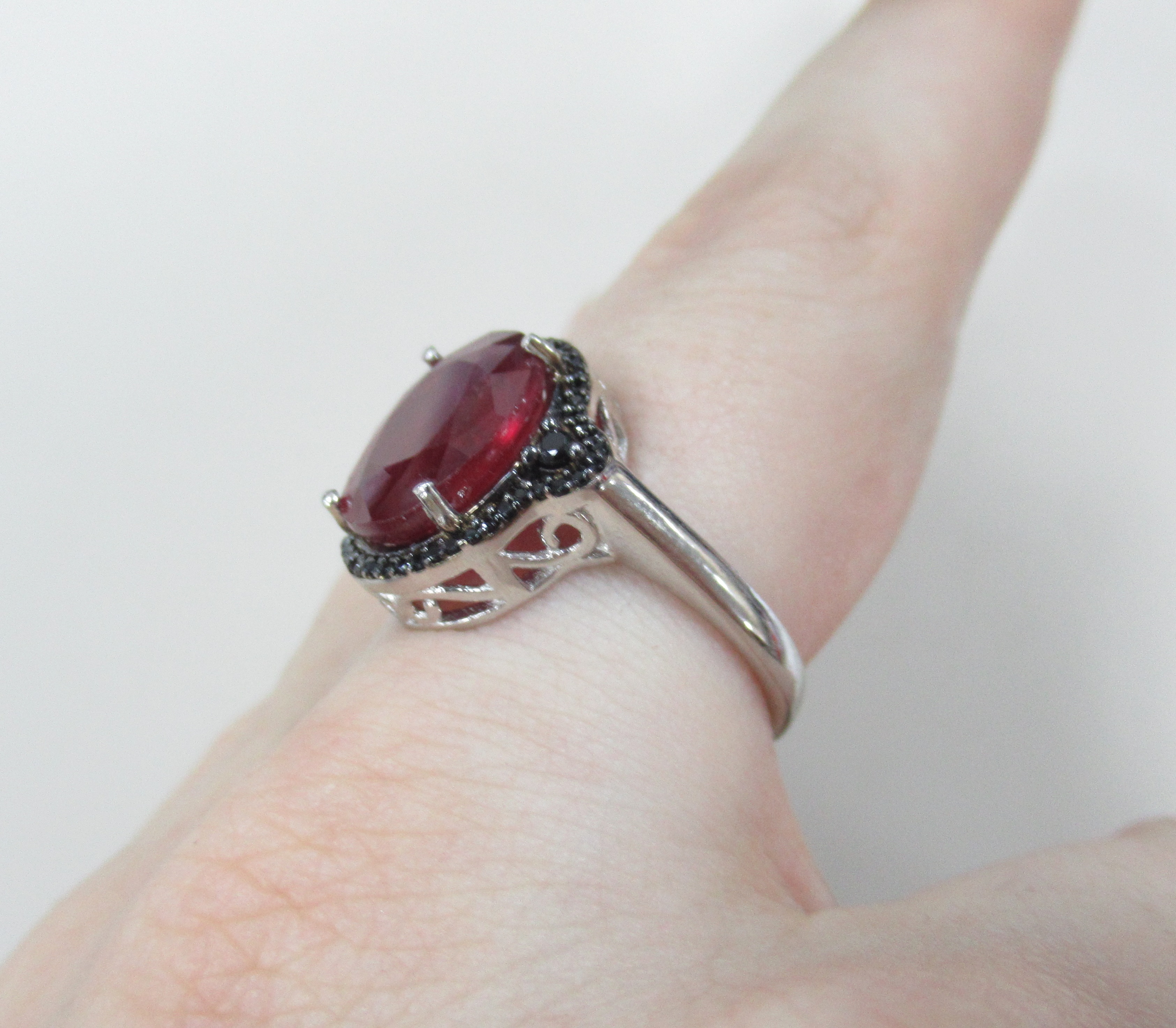 Серебряное кольцо с рубином